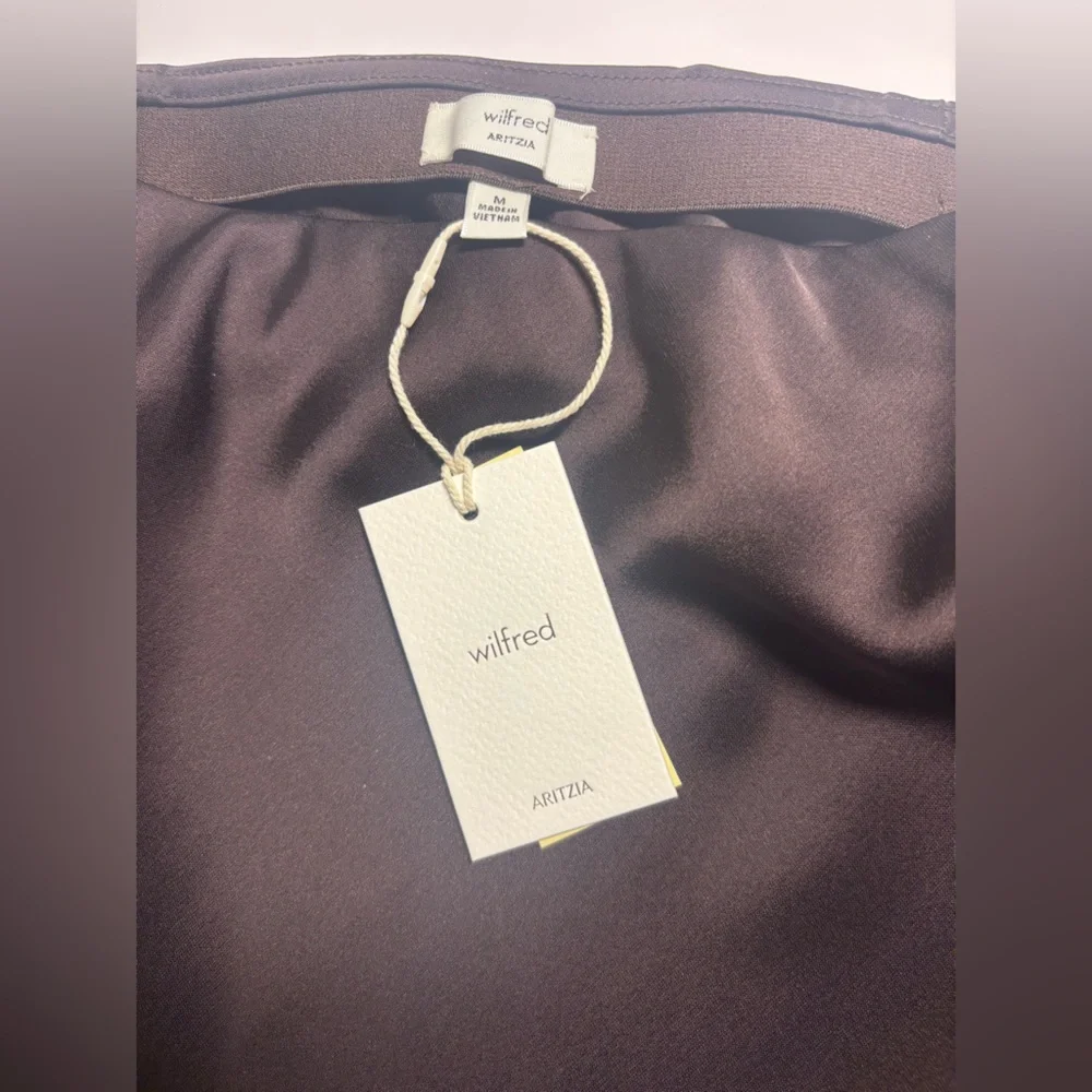 Aritzia Wilfred
Henrietta Satin Skirt - Picture 4 of 5